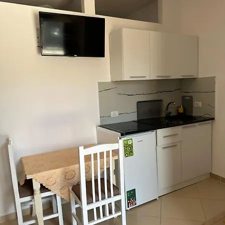 Apartment B&e 2